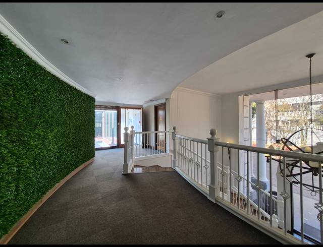 1,099M² OFFICE TO LET IN HYDE PARK
